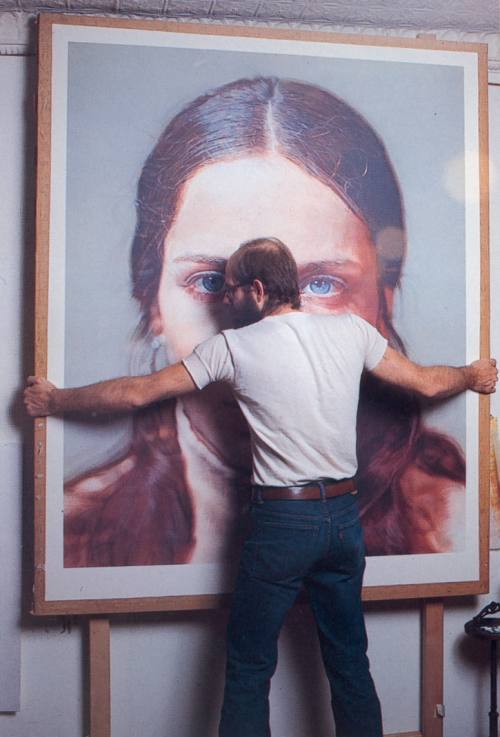 photo Chuck Close with 'Leslie' painting.