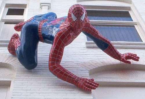 Spider-man statue in Edisonstraat, Den Haag.